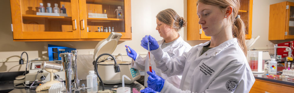 FDTC students work in the medical lab
